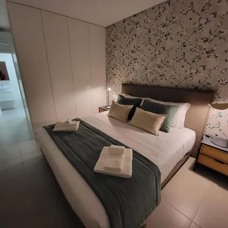 Silver Coast: Luxe Coastal Retreat With Pool Views Apartment Foz do Arelho