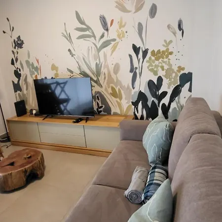 Silver Coast: Luxe Coastal Retreat With Pool Views Apartment *