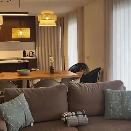 Apartament Silver Coast Luxe With 3 Bedrooms, 2 Bathrooms And A Beautiful View On The Swimmingpool In A Cosy Coastvillage Between The Famous Surfplaces Peniche And Nazare